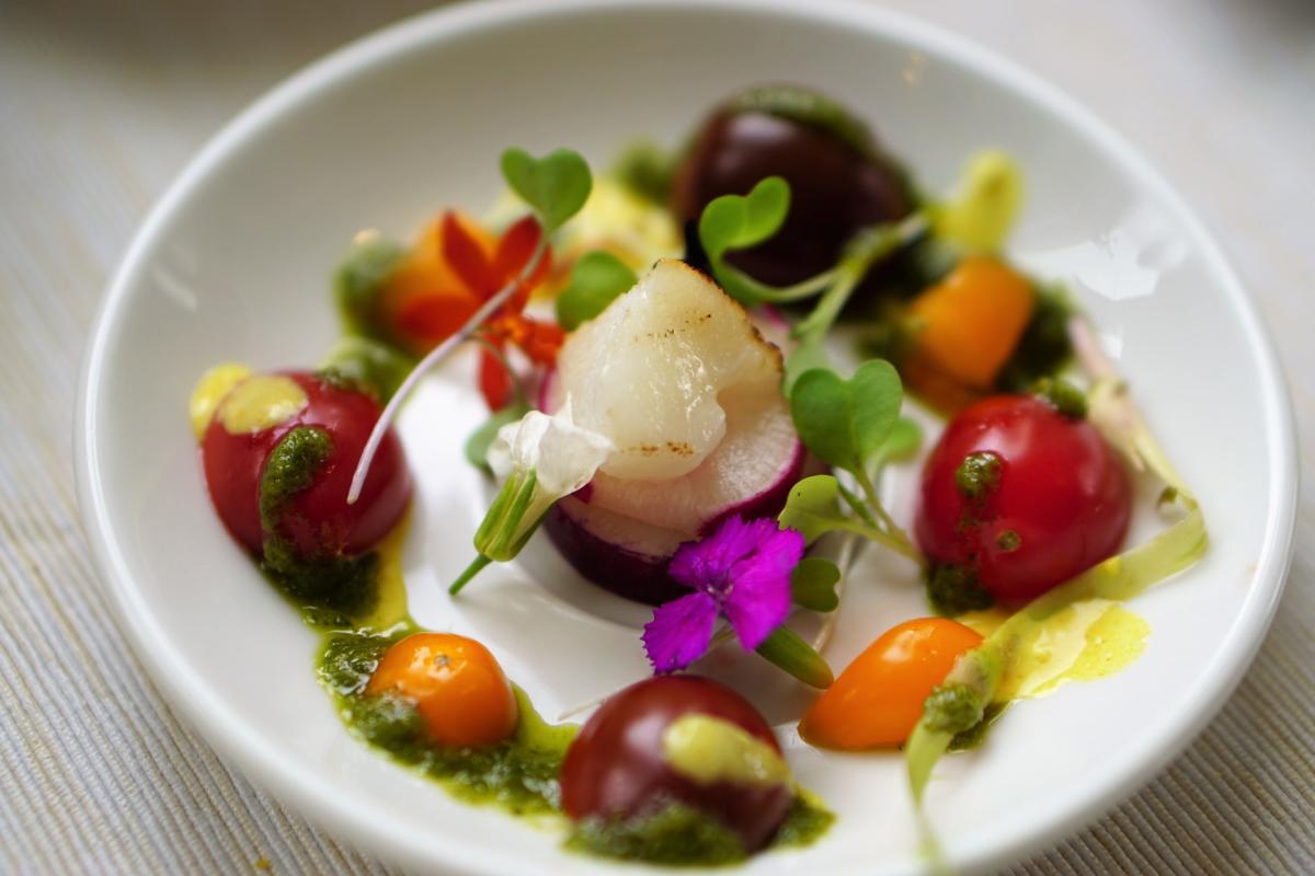 assiette cuisine avec des fleurs et plantes