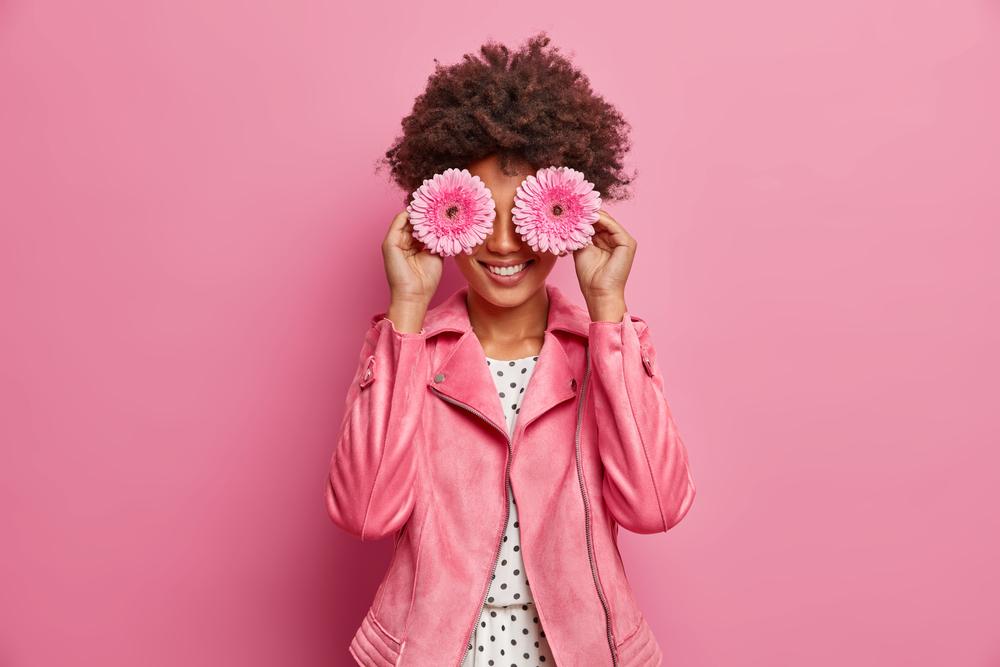 femme avec fleurs