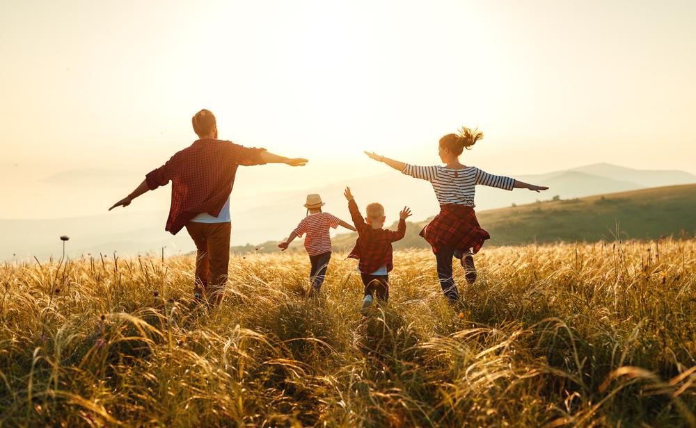 famille heureuse dans un champ