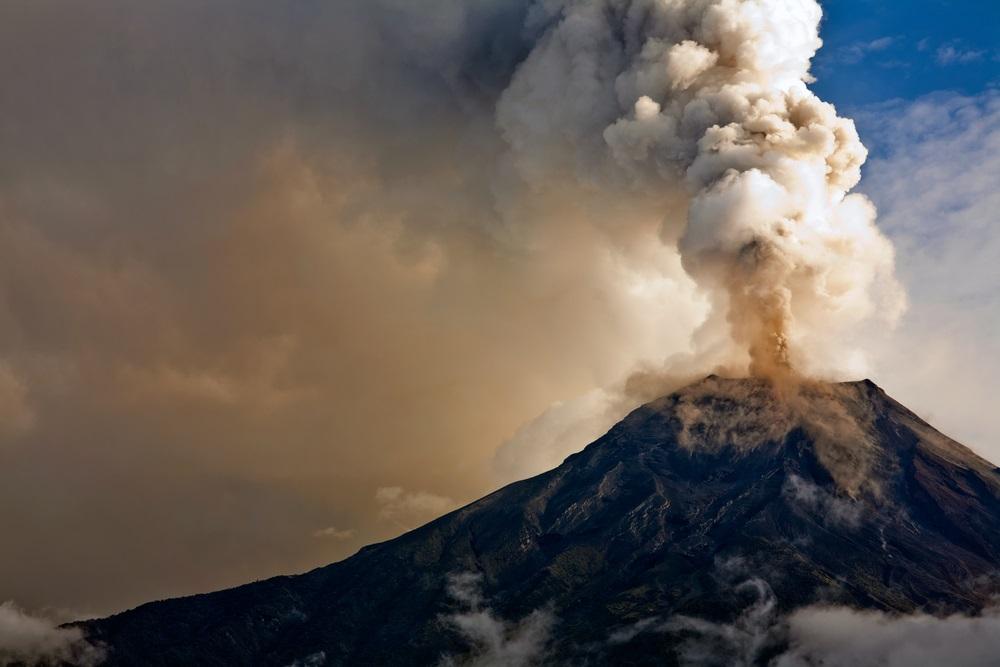 Volcan & tsunami : une éruption aux retombées mondiales