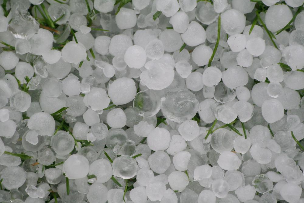 Italie : des grêlons géants, une rivière de glace et une tornade mettent à mal le Nord