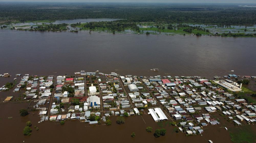 Course contre la montre enclenchée après des inondations au Brésil