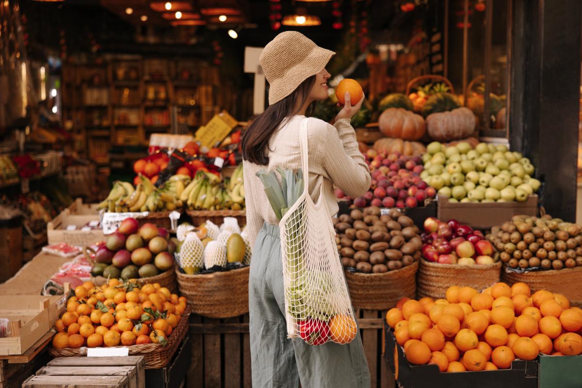 une femme sent une orange