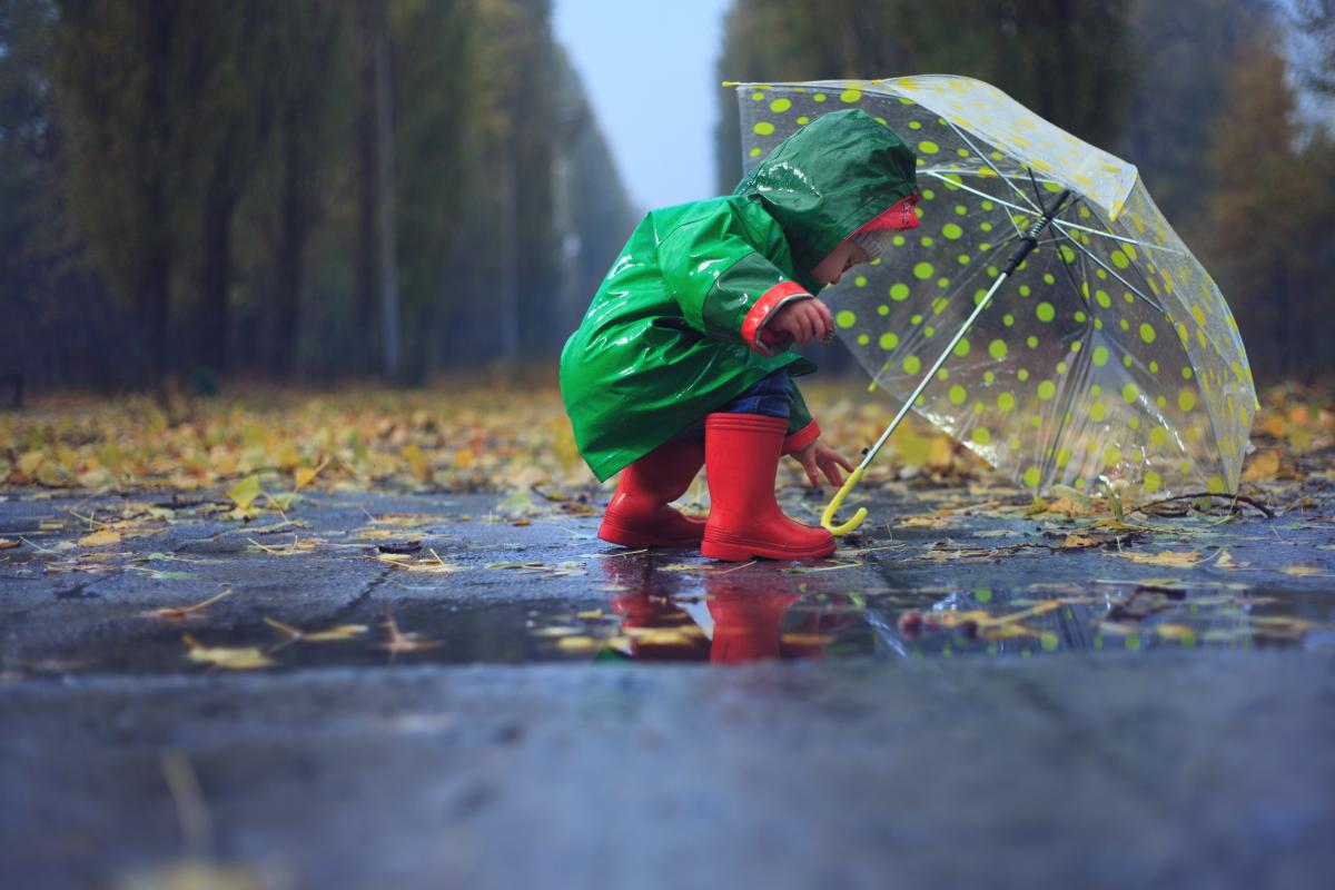 enfant avec un parapluie