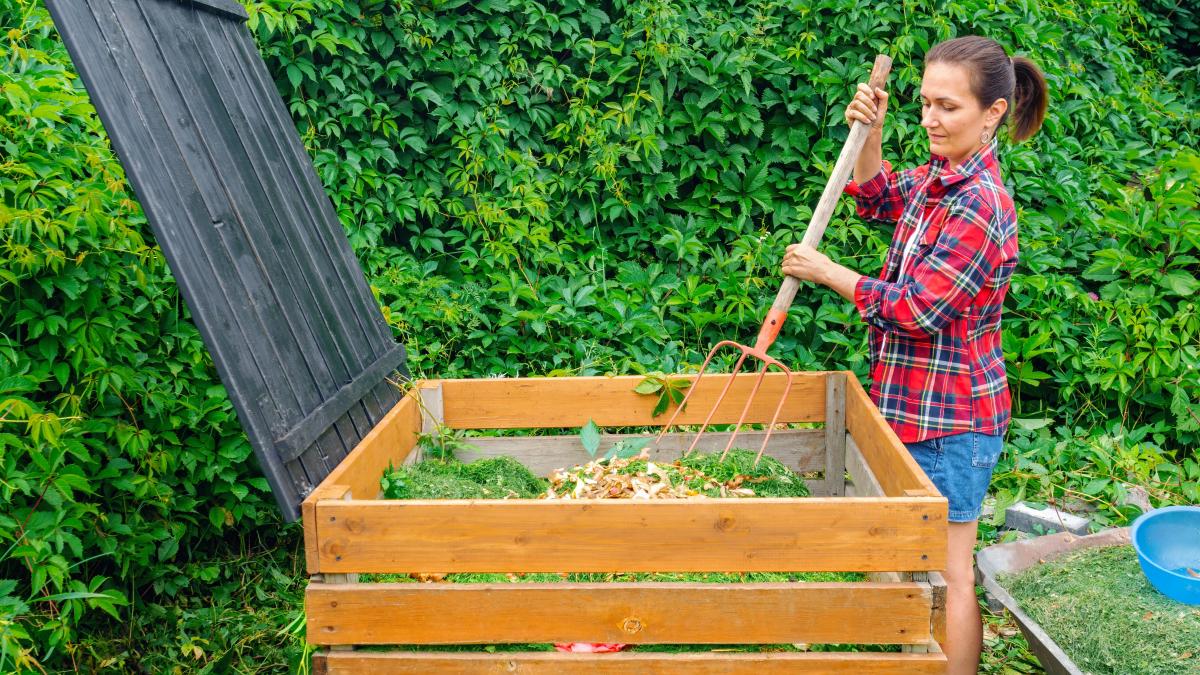 femme qui retourne le compost