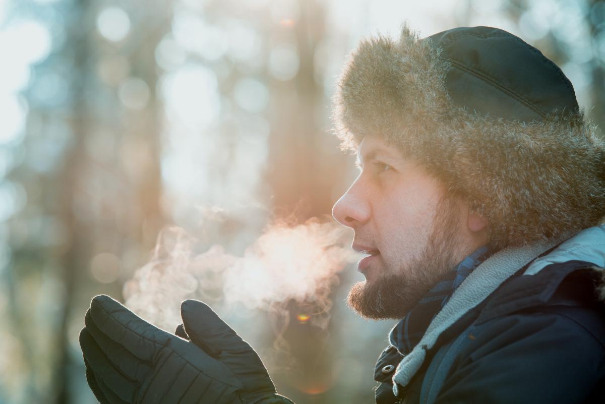 homme avec chapka qui a froid