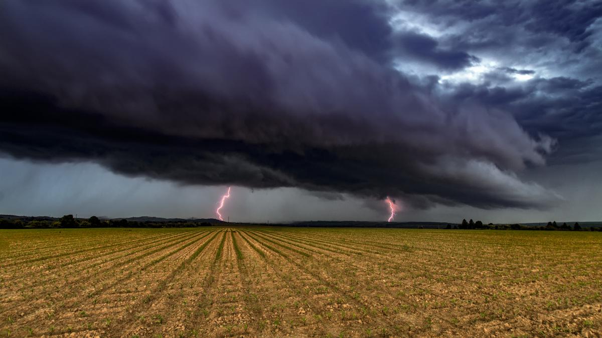 orage au-dessus d'un champs