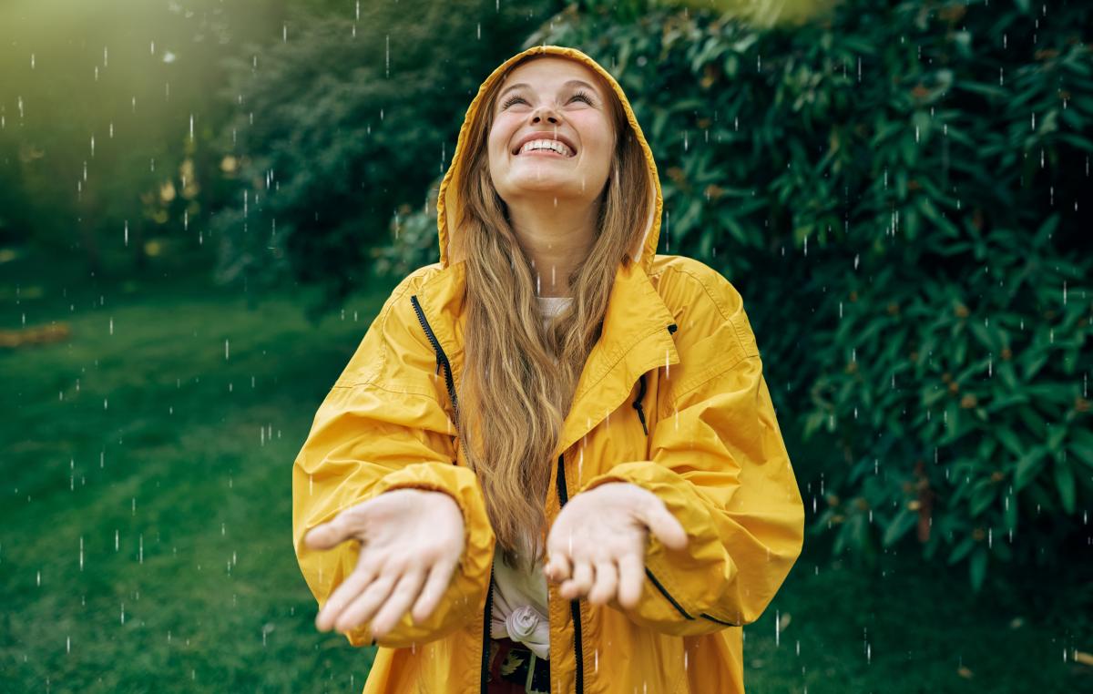 femme en coté jaune sous la pluie