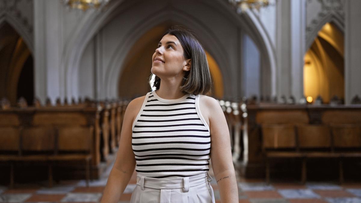 femme dans une église