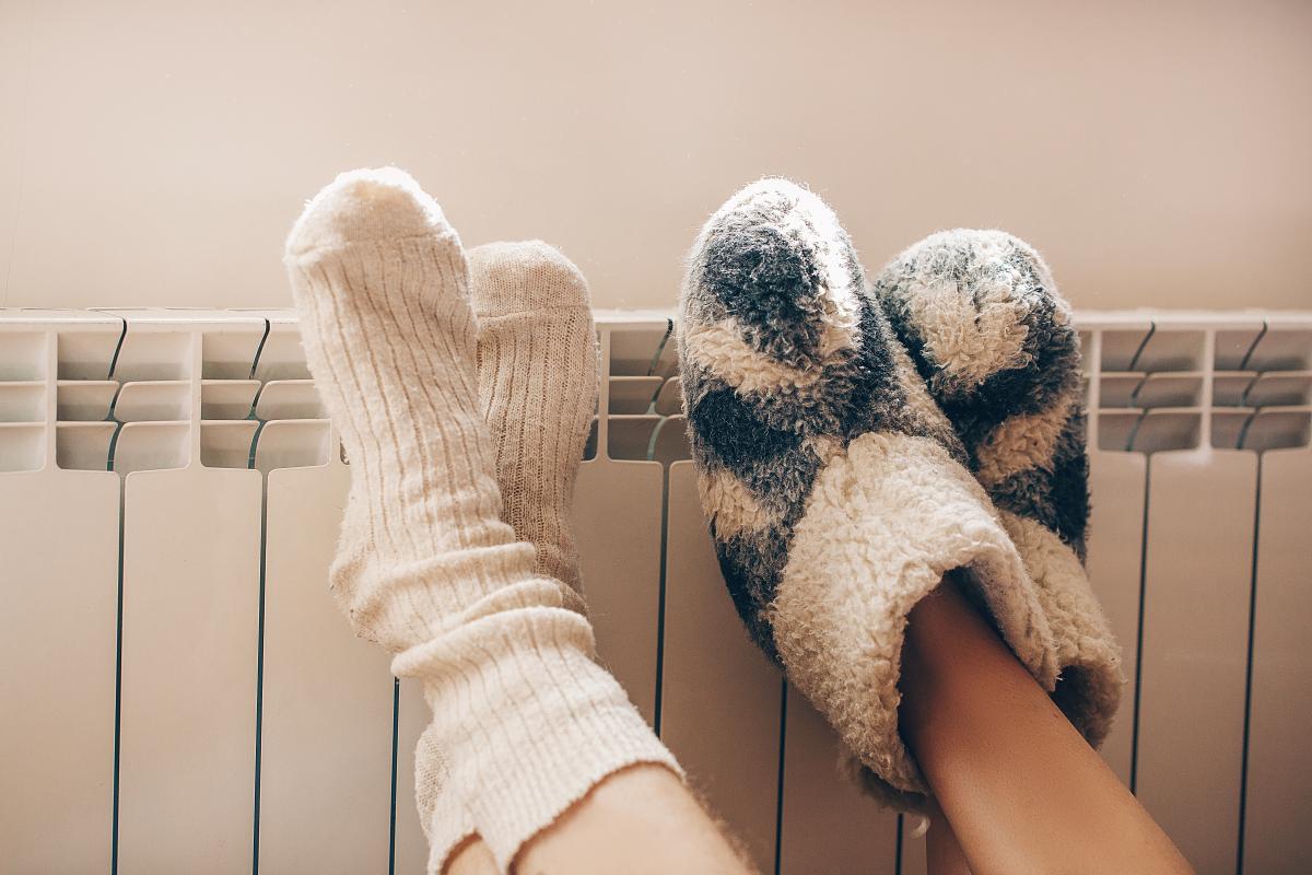 pieds avec chaussettes posés sur un radiateur