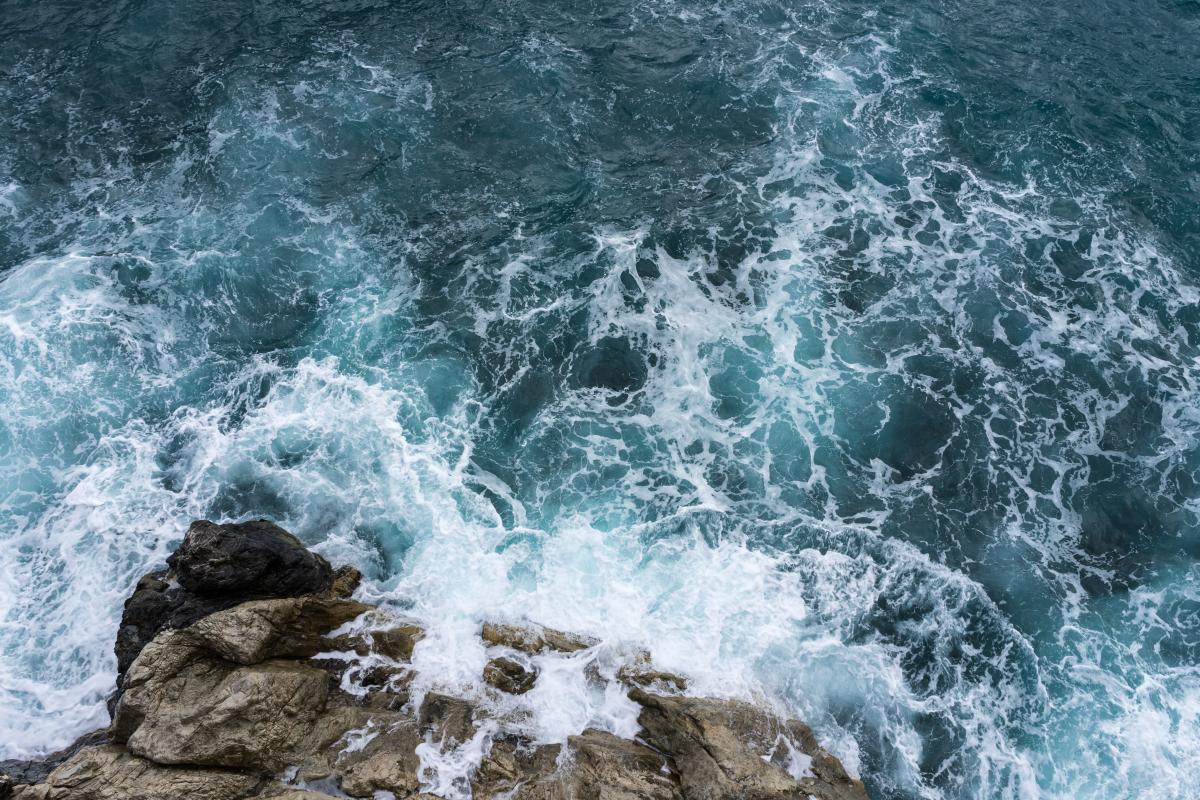 vagues sur rochers