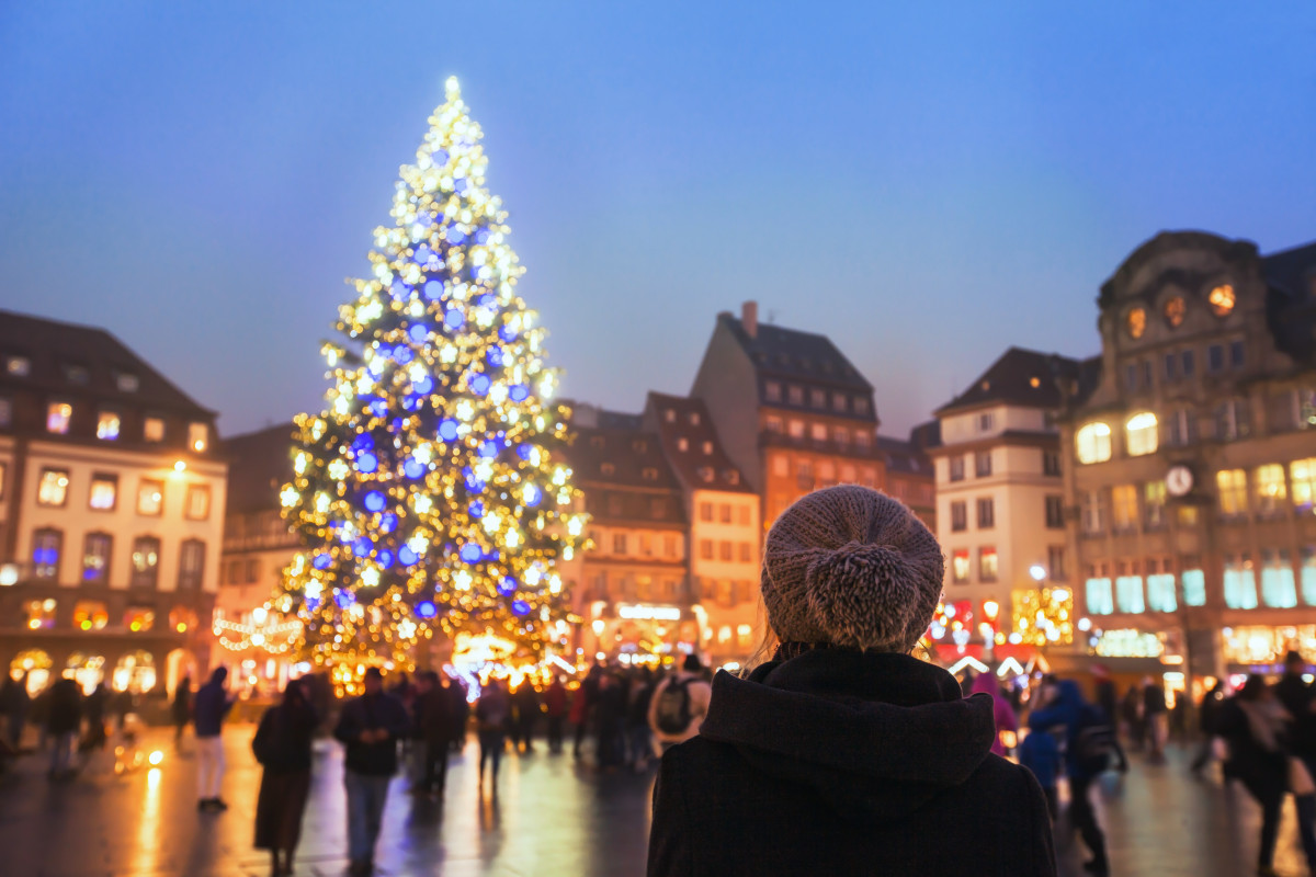 Les destinations où vivre des fêtes de fin d'année sous la neige : entre traditions et magie hivernale