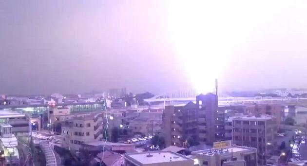 Japon : Un train foudroyé