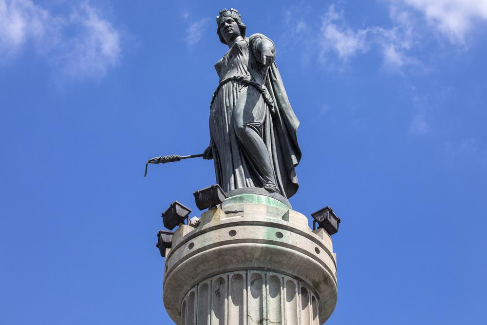 La statue représente la résistance des Lillois face aux armées autrichiennes en 1792.