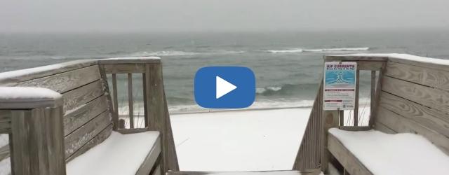 La beauté d'une plage sous la neige