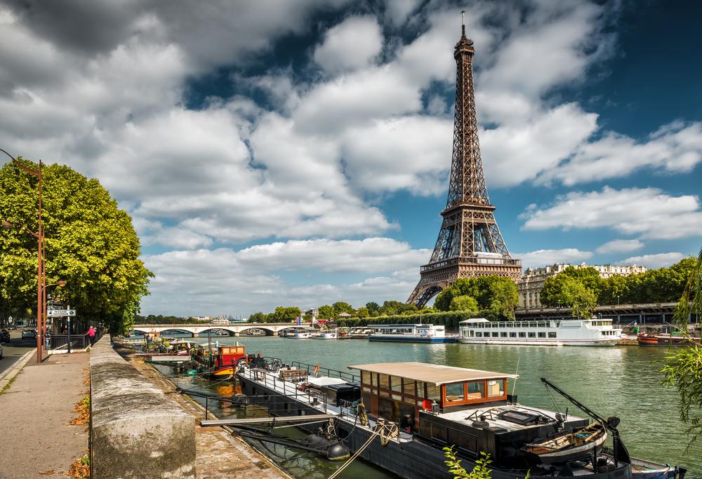 Un monument historique coule dans la Seine pendant la décrue