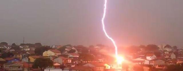 Une maison frappée par la foudre au Brésil