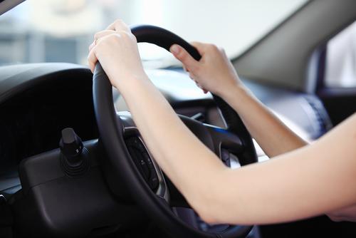 bactéries sur le volant d'une voiture