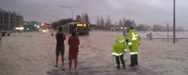 [Australie] Une ville envahie par l'écume de mer