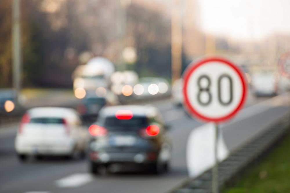 La vitesse sera abaissée sur l'ensemble des routes secondaires sans séparateur des voies.