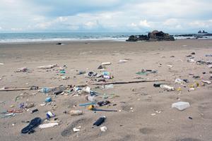 Déchets en plastique sur une plage