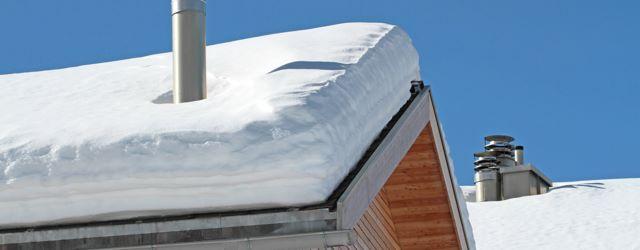 Une maison ensevelie sous la neige