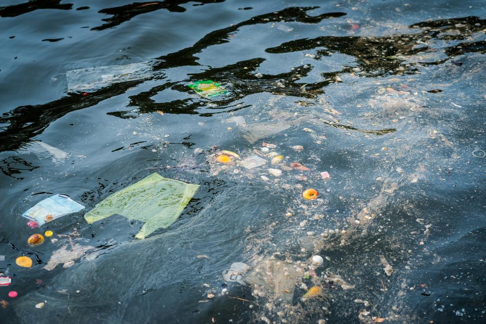 Des millions de déchets flottent sur la surface des océans.