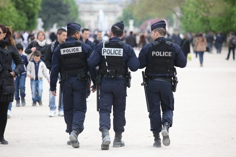 Des policiers parisiens manifestent pour le droit à une vie privée.