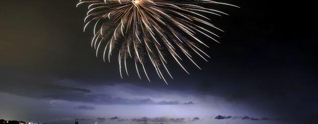 La foudre s'invite pendant un feu d'artifice