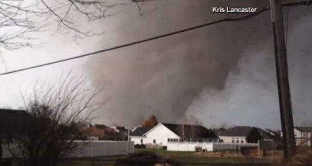 Une tornade fonce droit sur sa maison