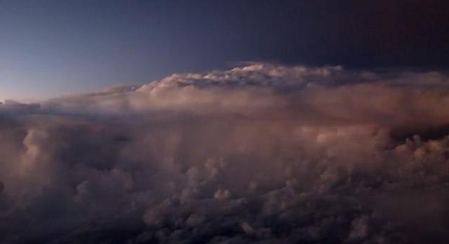 Un orage vu d'avion !