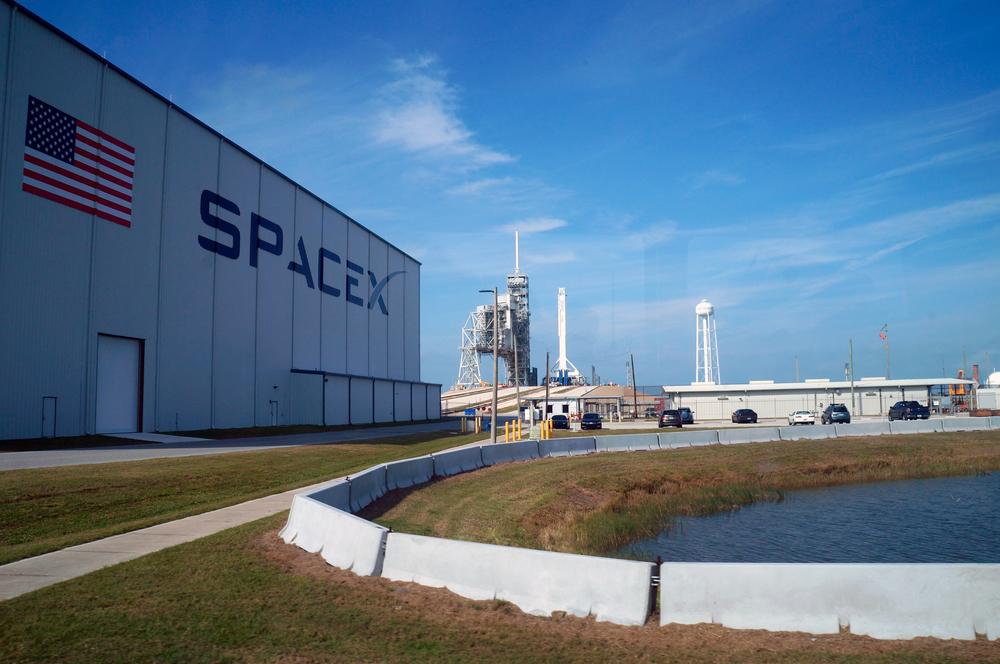 Sur l'objet conique, une petite plaque porte l'inscription de SpaceX.