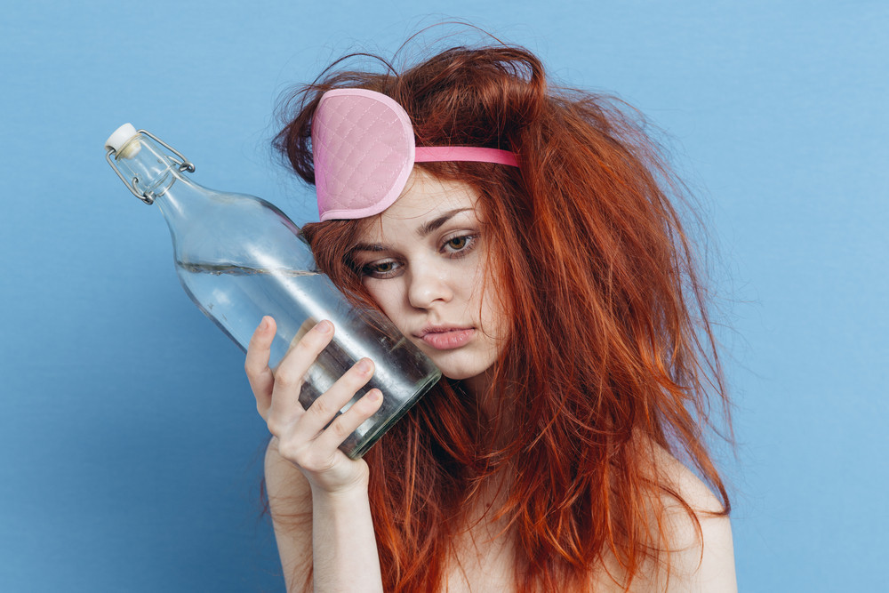 femme lendemain de soirée eau