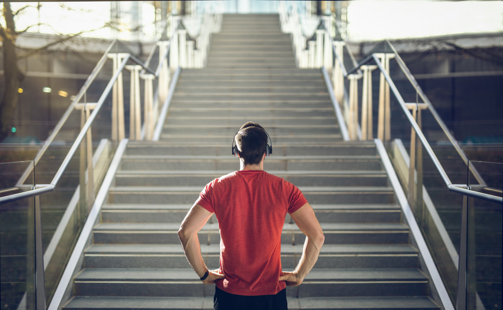 homme sportif devant escalier