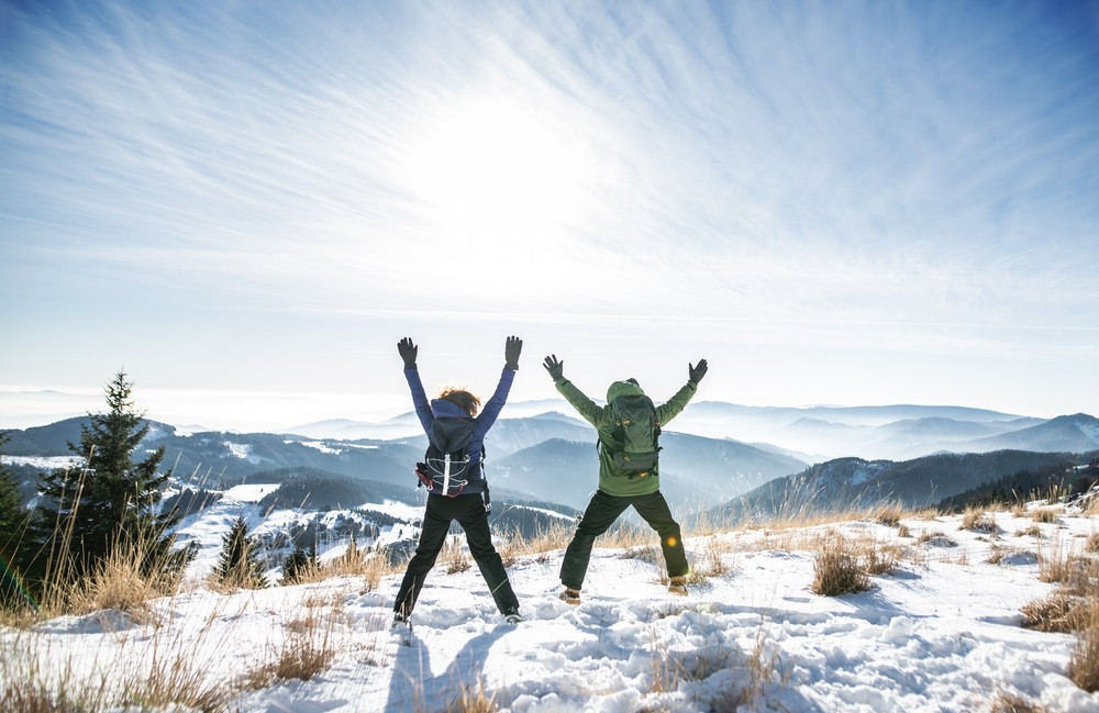 Garder la forme en hiver : Top 4 des sports à pratiquer en montagne