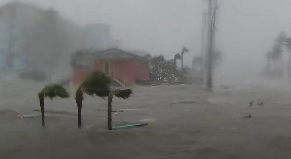Ouragan Ian : vidéo d'une maison emportée par les flots !