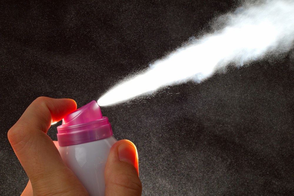 Les sprays censés épurer l'air de la maison la polluent et sont dangereux pour la santé.