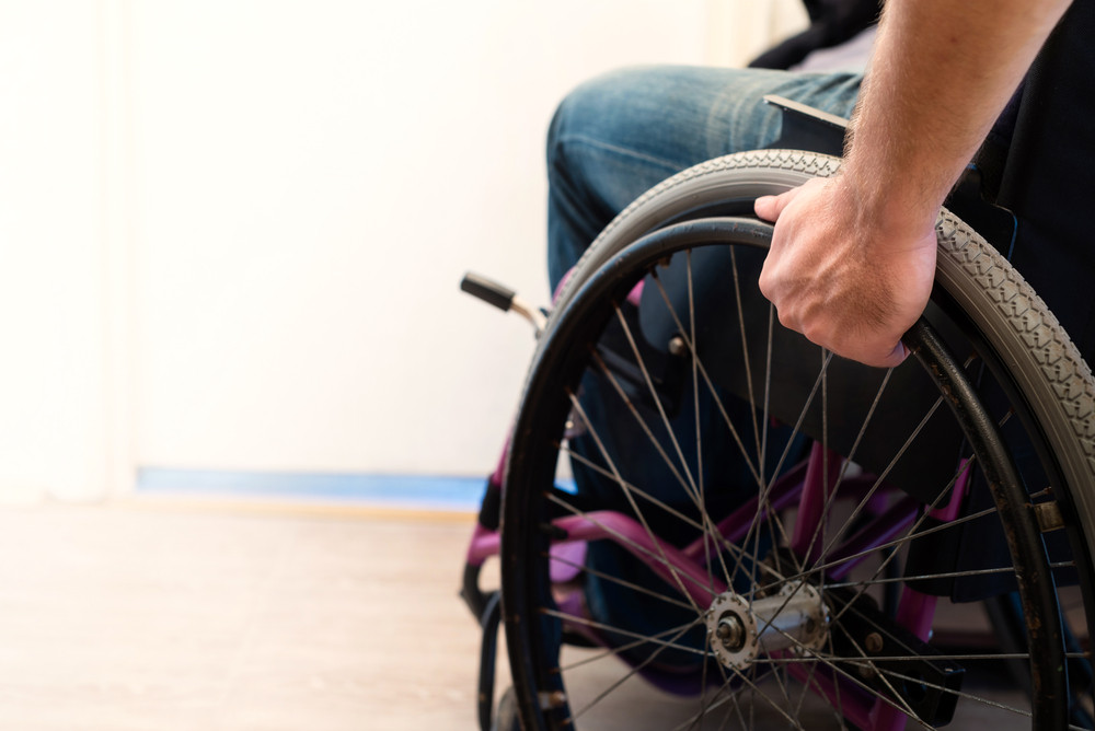 Un jeune Américain totalement paralysé des jambes a réussi à marcher.