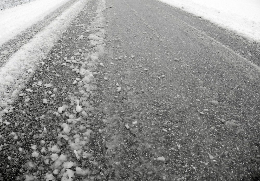 Le verglas s'avère très dangereux pour la circulation routière.