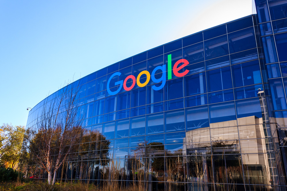 La fillette et sa famille sont invitées à visiter les bureaux de Google, en Californie.