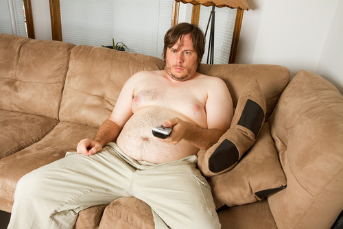 homme corpulent avachi sur le canapé