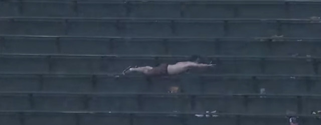 Humour : Comment nager dans les tribunes d'un stade ?
