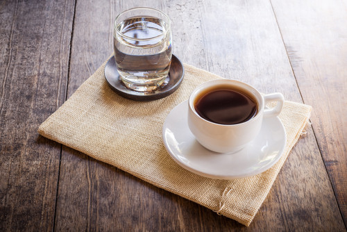 café et verre d'eau