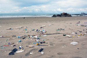 Déchets en plastique sur une plage