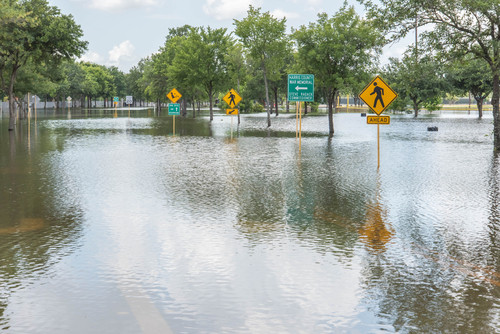 Texas : un homme sauve sa maison des inondations