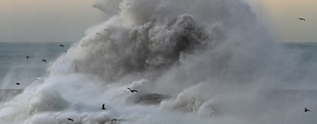 Saint-Malo : Un photographe happé par une vague