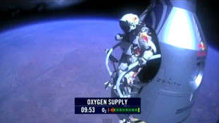 Revivez le saut en parachute le plus haut du monde !