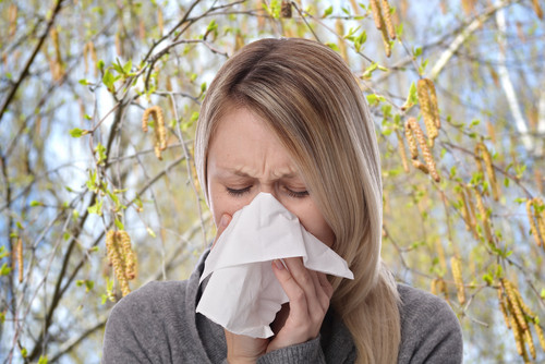 femme allergique aux pollens