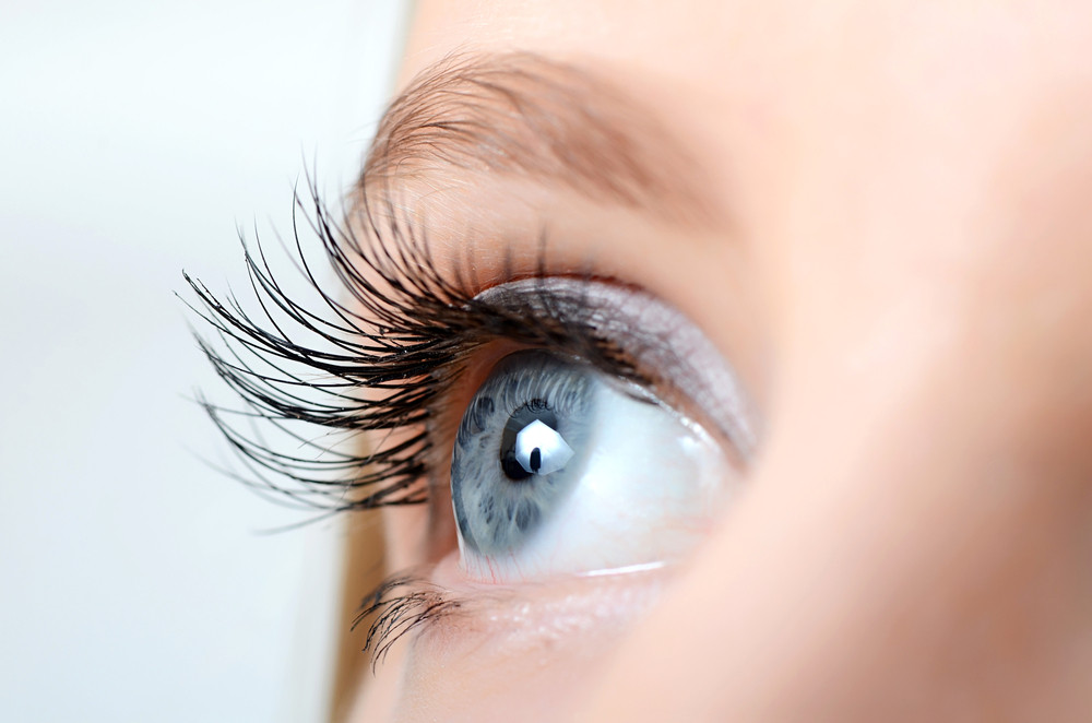 Une femme a perdu son il à cause de lentilles de contact souillées.