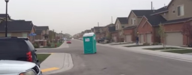 une cabine de toilette d'un chantier se fait la malle